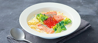 サケとイクラのスープパスタ
